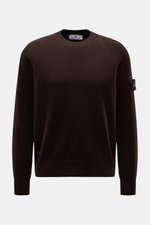 Stone Island Rundhalspullover dunkelbraun aus Wollmix mit Raglan-Ärmeln, Kompass-Badge am Oberarm, Rippbündchen, Frontansicht.