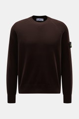 Stone Island Rundhalspullover dunkelbraun aus Wollmix mit Raglan-Ärmeln, Kompass-Badge am Oberarm, Rippbündchen, Frontansicht.