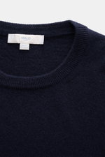 Malo Cashmere Rundhalspullover navy, Detailansicht von oben, reiner Cashmere, weicher Griff, feines Strickbild, Regular Fit, Rundhalsausschnitt, Rippbündchen.