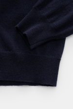Nahaufnahme des Malo Cashmere Rundhalspullover navy von oben, zeigt feines Strickbild, Rundhalsausschnitt und Rippbündchen, reiner Cashmere.