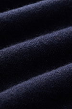 Nahaufnahme des feinen Strickbilds vom Malo Cashmere Rundhalspullover navy aus reiner, sehr weicher Cashmere mit komfortablen Rippbündchen.