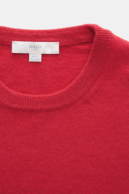 Nahaufnahme des roten Malo Cashmere Rundhalspullover aus reiner, weicher Cashmere-Faser, feines Strickbild, Rundhalsausschnitt, Rippbündchen, Regular Fit.