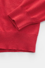 Nahaufnahme des Malo Cashmere Rundhalspullover rot von oben, zeigt feines Strickbild, weiche Rippbündchen und hochwertigen Cashmere.