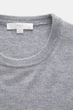 Malo Cashmere Rundhalspullover grau meliert, Nahaufnahme von oben auf Rundhalsausschnitt und feines Strickbild, reiner Cashmere, weich, Regular Fit, Rippbündchen.