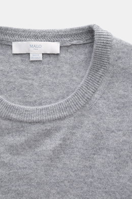 Malo Cashmere Rundhalspullover grau meliert, Nahaufnahme von oben auf Rundhalsausschnitt und feines Strickbild, reiner Cashmere, weich, Regular Fit, Rippbündchen.