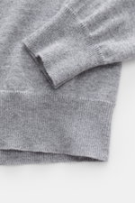Nahaufnahme des Malo Cashmere Rundhalspullover grau meliert, fotografiert von oben, zeigt feines Strickbild, Rippbündchen und weichen Griff.