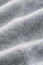 Nahaufnahme des feinen Strickbildes vom Malo Cashmere Rundhalspullover grau meliert, fotografiert aus Nahperspektive, zeigt weichen Griff und flauschige Oberfläche.