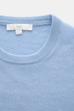 Malo Cashmere Rundhalspullover hellblau meliert, Detailaufnahme von oben, reiner Cashmere, weicher Griff, feines Strickbild, Regular Fit, Rundhalsausschnitt, Rippbündchen.