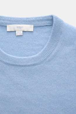 Malo Cashmere Rundhalspullover hellblau meliert, Detailaufnahme von oben, reiner Cashmere, weicher Griff, feines Strickbild, Regular Fit, Rundhalsausschnitt, Rippbündchen.