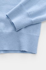 Malo Cashmere Rundhalspullover hellblau meliert, Detailaufnahme von Ärmel und Bund, reiner Cashmere, feines Strickbild, Regular Fit, weicher Griff, Rippbündchen.