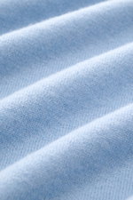 Nahaufnahme des fein gestrickten Malo Cashmere Rundhalspullover hellblau meliert, Detailansicht des weichen Cashmere-Stoffs mit Rippbündchen.