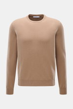 Malo Cashmere Rundhalspullover hellbraun, frontale Nahaufnahme, reiner Cashmere, weicher Griff, feines Strickbild, Regular Fit, Rundhalsausschnitt, Rippbündchen.