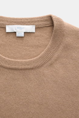 Malo Cashmere Rundhalspullover hellbraun, Nahaufnahme von oben, feines Strickbild, Rundhalsausschnitt, weicher Griff, Rippbündchen, Regular Fit.