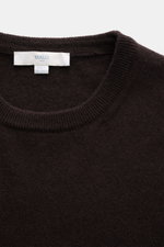 Nahaufnahme des Malo Cashmere Rundhalspullover dunkelbraun von oben, feines Strickbild, Rundhalsausschnitt, weicher Griff, Regular Fit, Rippbündchen.