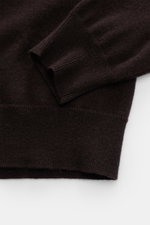 Malo Cashmere Rundhalspullover dunkelbraun, Nahaufnahme von Ärmel und Bündchen, feines Strickbild, sehr weicher Griff, Regular Fit, Rippbündchen, reiner Cashmere.