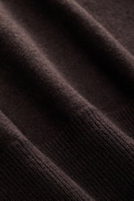 Nahaufnahme des dunkelbraunen Malo Cashmere Rundhalspullover von schräger Perspektive, zeigt feines Strickbild, weichen Griff und Rippbündchen.