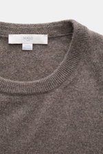 Nahaufnahme des Malo Cashmere Rundhalspullover graubraun meliert von oben mit feinem Strickbild, Rundhalsausschnitt und Rippbündchen.