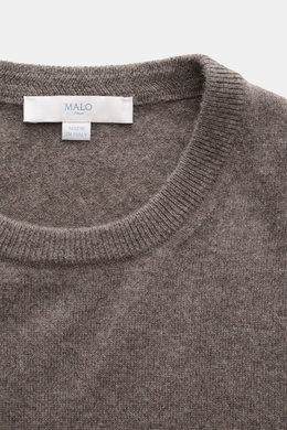 Nahaufnahme des Malo Cashmere Rundhalspullover graubraun meliert von oben mit feinem Strickbild, Rundhalsausschnitt und Rippbündchen.