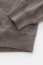 Nahaufnahme des Malo Cashmere Rundhalspullover graubraun meliert in Regular Fit, Detailansicht von Ärmel und Saum mit feinem Strickbild, weichem Griff und komfortablen Rippbündchen, aus reiner Cashmere gefertigt für zeitlosen Luxus und höchsten Tragekomfo