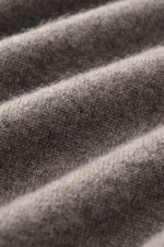 Nahaufnahme des feinen Strickbilds des graubraun melierten Malo Cashmere Rundhalspullover aus reiner, sehr weicher Cashmere-Faser.