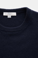 Malo Cashmere Rundhalspullover navy in Slim Fit, mittelfeines Strickbild, Rundhalsausschnitt und Rippbündchen, Detailfoto von oben.