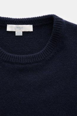 Malo Cashmere Rundhalspullover navy in Slim Fit, mittelfeines Strickbild, Rundhalsausschnitt und Rippbündchen, Detailfoto von oben.