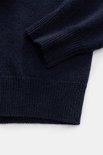 Nahaufnahme des Malo Cashmere Rundhalspullover navy aus reiner, mittelfeiner Strickware mit weichem Griff, Slim Fit und breiten, komfortablen Rippbündchen, fotografiert von schräg oben.