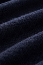 Nahaufnahme des mittelfeinen Strickbilds vom Malo Cashmere Rundhalspullover navy, reine Cashmere-Qualität mit weichem Griff und Rippbündchen.