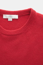 Nahaufnahme des roten Malo Cashmere Rundhalspullover slim fit mit weichem Griff, mittelfeinem Strickbild und komfortablen Rippbündchen, frontale Perspektive.