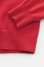 Nahaufnahme des roten Malo Cashmere Rundhalspullover rot, Fokus auf weiche Rippbündchen und mittelfeines Strickbild aus purem Cashmere.