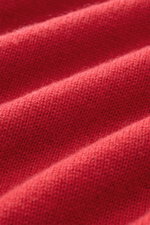 Nahaufnahme des roten Malo Cashmere Rundhalspullover in Slim Fit, mittelfeinem Strickbild, weichem Griff und komfortablen Rippbündchen, fotografiert in Detailperspektive.