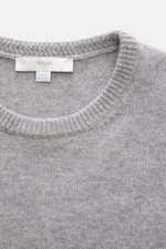 Malo Cashmere Rundhalspullover grau meliert, Nahaufnahme von oben, reiner Cashmere, weicher Griff, mittelfeines Strickbild, Slim Fit, Rundhalsausschnitt, Rippbündchen.