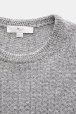 Malo Cashmere Rundhalspullover grau meliert, Nahaufnahme von oben, reiner Cashmere, weicher Griff, mittelfeines Strickbild, Slim Fit, Rundhalsausschnitt, Rippbündchen.