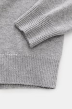 Nahaufnahme des Malo Cashmere Rundhalspullovers grau meliert von oben, zeigt weiche Rippbündchen, mittelfeines Strickbild und Slim Fit.