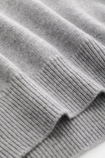 Nahaufnahme des Malo Cashmere Rundhalspullover grau meliert mit mittelfeinem Strickbild und komfortablen Rippbündchen, Perspektive von oben.