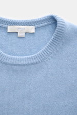 Malo Cashmere Rundhalspullover hellblau, Nahaufnahme von oben, reiner Cashmere, weicher Griff, mittelfeines Strickbild, Slim Fit, Rundhalsausschnitt, breite Rippbündchen.