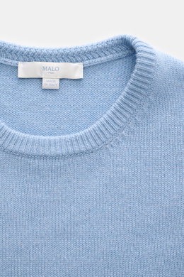 Malo Cashmere Rundhalspullover hellblau, Nahaufnahme von oben, reiner Cashmere, weicher Griff, mittelfeines Strickbild, Slim Fit, Rundhalsausschnitt, breite Rippbündchen.