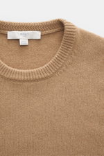 Malo Cashmere Rundhalspullover hellbraun, Detailaufnahme von oben, reiner Cashmere, weicher Griff, mittelfeines Strickbild, Slim Fit, Rundhalsausschnitt, breite Rippbündchen.
