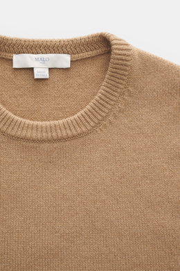 Malo Cashmere Rundhalspullover hellbraun, Detailaufnahme von oben, reiner Cashmere, weicher Griff, mittelfeines Strickbild, Slim Fit, Rundhalsausschnitt, breite Rippbündchen.