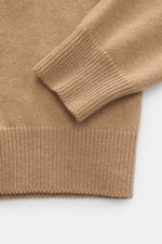 Malo Cashmere Rundhalspullover hellbraun, Detailaufnahme von Ärmel und Saum, mittelfeines Strickbild, weicher Griff, Rippbündchen, Slim Fit