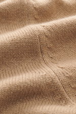 Nahaufnahme des mittelfeinen Strickbilds vom Malo Cashmere Rundhalspullover hellbraun, fotografiert aus seitlich-oben.