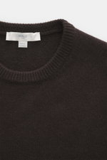 Nahaufnahme aus Draufsicht des dunkelbraunen Malo Cashmere Rundhalspullover mit feinem Strickbild, Rundhalsausschnitt und breiten Rippbündchen.