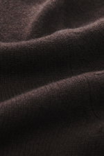 Nahaufnahme des dunkelbraunen Malo Cashmere Rundhalspullover in Slim Fit, zeigt weiches, mittelfeines Strickbild und Rippbündchen.