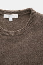 Nahaufnahme eines Malo Cashmere Rundhalspullover graubraun meliert, von oben fotografiert, mit weichem Griff, mittelfeinem Strickbild und Rippbündchen.