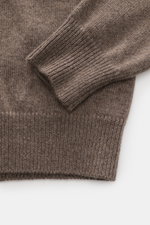 Nahaufnahme des Malo Cashmere Rundhalspullover graubraun meliert von oben fotografiert, zeigt weiche Rippbündchen und mittelfeines Strickbild aus purem Cashmere.