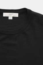 Nahaufnahme des Malo Feinstrick Rundhalspullover schwarz von oben, reine Schurwolle, weicher Griff, leichte Qualität, feines Strickbild, Regular Fit, Rundhals, Rippbündchen, Made in Italy.