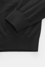 Malo Feinstrick Rundhalspullover schwarz, Detailaufnahme von Ärmel und Bund, reine Schurwolle, weicher Griff, leichte Qualität, feines Strickbild, Regular Fit, Rundhalsausschnitt, komfortable Rippbündchen, Made in Italy.