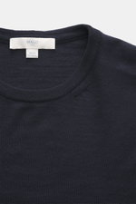 Nahaufnahme des Rundhalsausschnitts vom Malo Feinstrick Rundhalspullover navy, reine Schurwolle, weicher Griff, leichte Qualität, feines Strickbild, Regular Fit, Rippbündchen, Made in Italy.