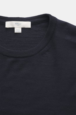 Nahaufnahme des Rundhalsausschnitts vom Malo Feinstrick Rundhalspullover navy, reine Schurwolle, weicher Griff, leichte Qualität, feines Strickbild, Regular Fit, Rippbündchen, Made in Italy.