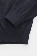 Nahaufnahme des Malo Feinstrick Rundhalspullover navy von oben, reine Schurwolle, weicher Griff, leichte Qualität, feines Strickbild, Regular Fit, Rundhals, Rippbündchen, Made in Italy.